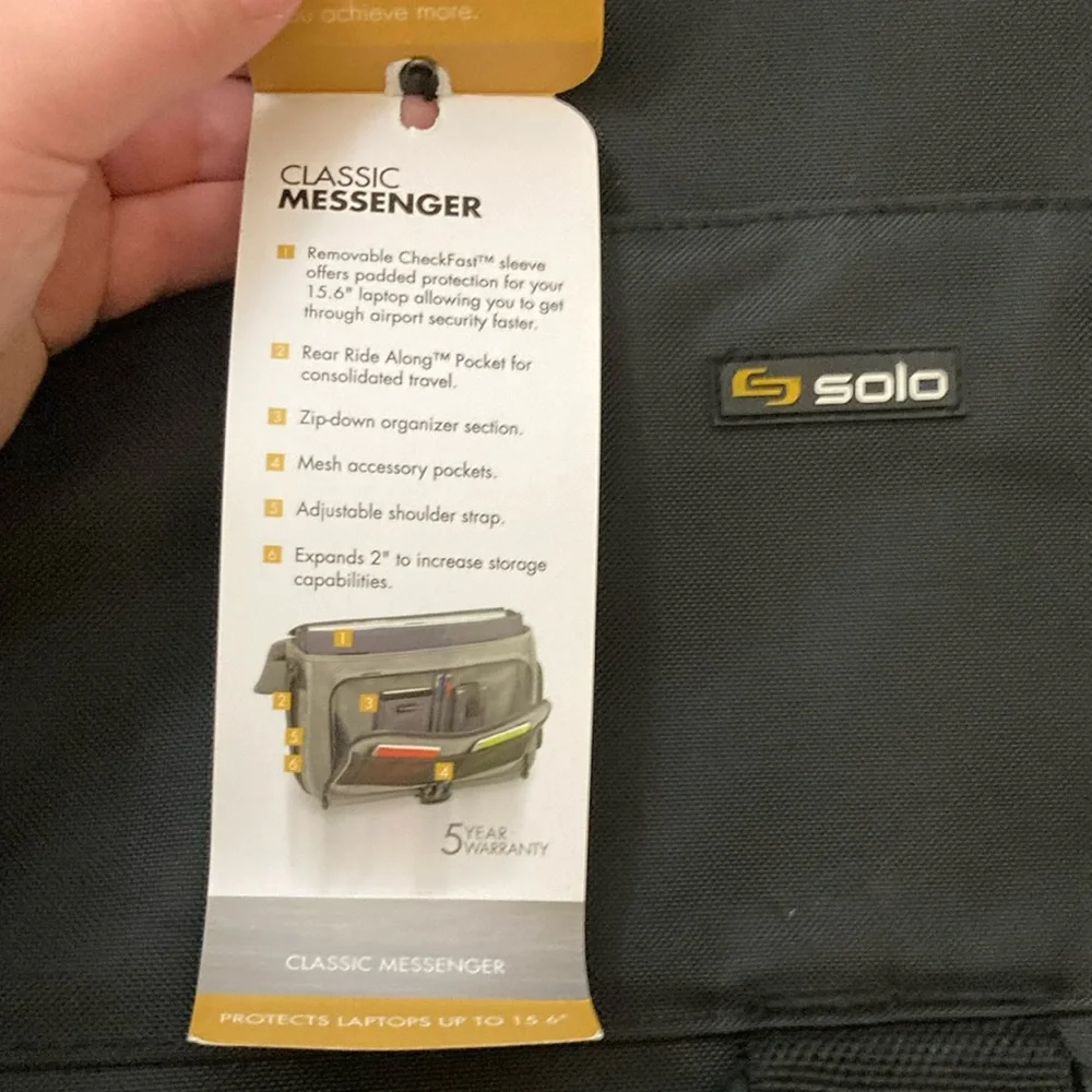 Solo black classic messenger bag